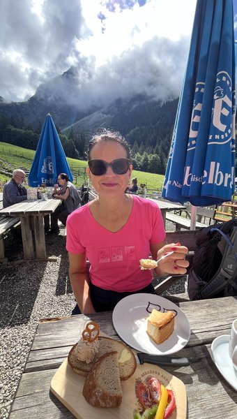 Annette Agnello bei der Hüttenpause mit Käsekuchen im Allgäu