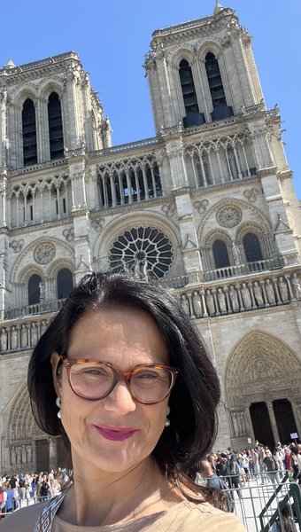 Annette Agnello vor der Kathedrale Notre-Dame in Paris