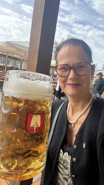 Annette Agnello mit Maßkrug auf dem Oktoberfest in München
